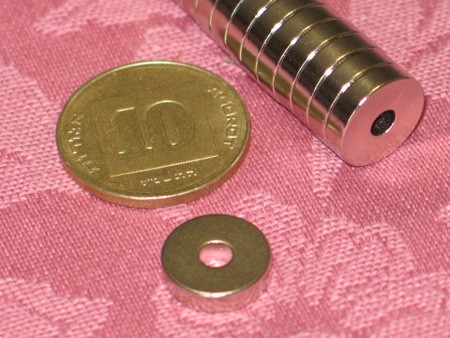 מגנט ניאודימיום טבעת - קוטר חיצוני 12 מ''מ, קוטר פנימי 3.5 מ''מ, גובה 3 מ''מ (NR-1000)