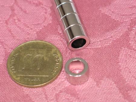 מגנט ניאודימיום טבעת - קוטר חיצוני 9 מ''מ, קוטר פנימי 6 מ''מ, גובה 6 מ''מ (NR-600)